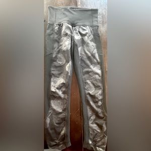 Lululemon Cropped Leggings with Mesh Sz 4 black Floral